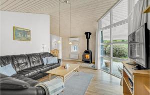 HemmetにあるAwesome Home In Tarm With 2 Bedrooms, Sauna And Wifiのリビングルーム(ソファ、暖炉付)