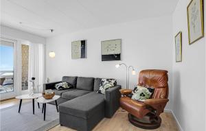 阿灵厄1 Bedroom Nice Apartment In Allinge的带沙发和椅子的客厅