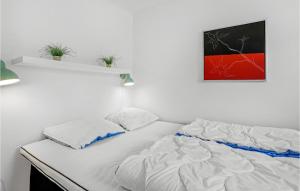 1 Bedroom Nice Apartment In Allinge客房内的一张或多张床位