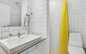 1 Bedroom Nice Apartment In Allinge的一间浴室