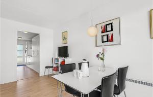 1 Bedroom Nice Apartment In Allinge的电视和/或娱乐中心