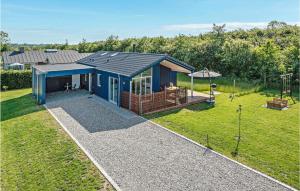 una vista aérea de una casa pequeña con parque infantil en Beautiful Home In Sydals With Kitchen en Neder Lysabild
