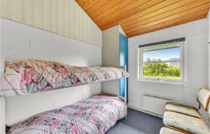 BjerregårdにあるBeautiful Home In Hvide Sande With Wifiのベッドルーム1室(二段ベッド2台、窓付)が備わります。