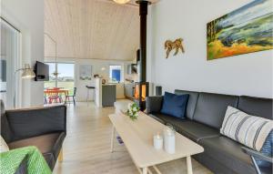 sala de estar con sofá y mesa en Beautiful Home In Sydals With Kitchen, en Neder Lysabild