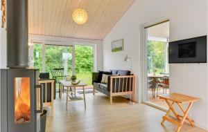 sala de estar con chimenea y sofá en Beautiful Home In Sydals With Kitchen en Neder Lysabild