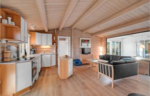 Η κουζίνα ή μικρή κουζίνα στο Beautiful Home In Farsø With Kitchen