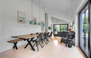 Posezení v ubytování Lovely Home In Grenaa With Wifi