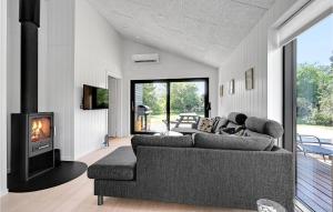 Posezení v ubytování Lovely Home In Grenaa With Wifi