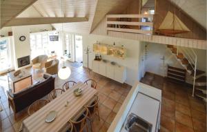 ロモ・キルケビーにあるStunning Home In Rm With Saunaのリビングルームとキッチン(階段付)のオーバーヘッドビュー