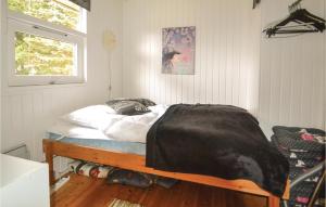 Un dormitorio con una cama con una manta. en Pet Friendly Home In rsted With Kitchen, en Kare
