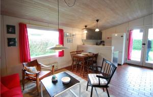 cocina y sala de estar con mesa y sillas en Nice Home In Odder With 2 Bedrooms And Sauna, en Odder