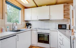 Kuchyň nebo kuchyňský kout v ubytování Stunning Home In Nordborg With Sauna