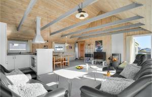 ヴィデ・サンデにあるAwesome Home In Hvide Sande With 3 Bedrooms, Sauna And Wifiのリビングルーム(ソファ、テーブル付)、キッチン