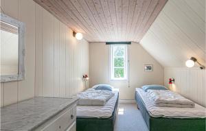 ÅkirkebyにあるRisegrd, Lejl, Bの窓付きの客室で、ベッド2台が備わります。