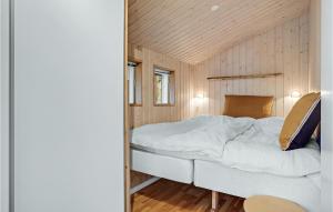 Postel nebo postele na pokoji v ubytování Gorgeous Home In Knebel With Kitchen