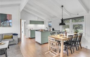 cocina y sala de estar con mesa y sillas en Gorgeous Home In Strandby With Kitchen, en Strandby