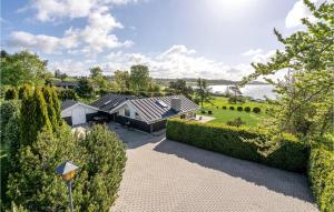 eine Luftansicht eines Hauses mit Garten in der Unterkunft Gorgeous Home In Faaborg With Wifi in Fåborg