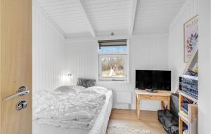 Habitación blanca con cama y TV en Gorgeous Home In Strandby With Kitchen, en Strandby