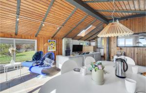 ein Wohnzimmer mit einem weißen Tisch und Stühlen in der Unterkunft Gorgeous Home In Faaborg With Wifi in Fåborg