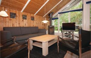 Yderbyにある3 Bedroom Amazing Home In Sjllands Oddeのリビングルーム(ソファ、テーブル、テレビ付)