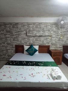 um quarto com uma cama com flores em White River guesthouse em Phnom Penh