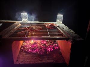 uma grelha com alguma comida em cima em Izulu Eco Lodge em Sodwana Bay