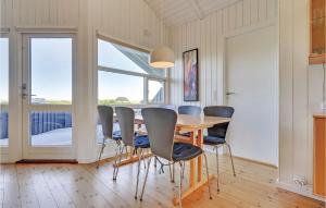 バイアス・スタンにあるBeautiful Home In Vejers Strand With 3 Bedrooms, Sauna And Wifiのダイニングルーム(テーブル、椅子付)