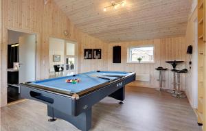 una sala de billar con una mesa de billar. en Gorgeous Home In Bogense With Wifi, en Bogense