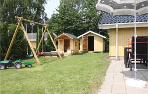 Bøtø ByにあるAmazing Home In Vggerlse With 4 Bedrooms, Sauna And Wifiの裏庭(ブランコ付)