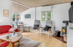 ein Wohnzimmer mit einem Sofa und einem Tisch in der Unterkunft Joe in Rønne