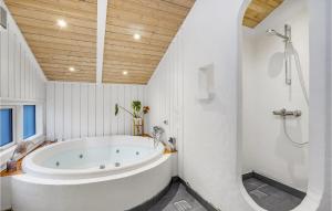 O baie la Holiday Home Hornsvej Ebeltoft V +34 fotografii