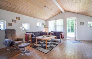 Sønder BjertにあるAmazing Home In Bjert With 2 Bedrooms And Wifiのリビングルーム(ソファ、テーブル付)