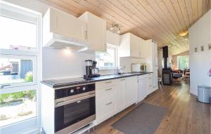 cocina con armarios blancos y fogones en Beautiful Home In Bjert With Wifi, en Sønder Bjert