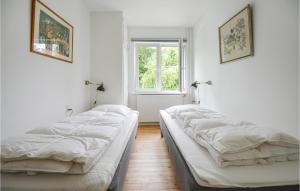 2 camas en una habitación con ventana en Beautiful Home In Rnde With Kitchen, en Rønde