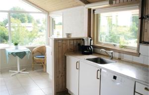 une cuisine avec un évier, une fenêtre et une table dans l'établissement Stunning Home In Humble With Sauna, à Humble