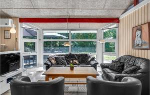 Fjellerup StrandにあるAmazing Home In Glesborg With 4 Bedrooms, Sauna And Wifiのリビングルーム(革張りのソファ2台、テーブル付)