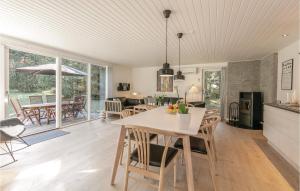 Vester SømarkenにあるBeautiful Home In Aakirkeby With 3 Bedrooms And Wifiのキッチン、ダイニングルーム(テーブル、椅子付)