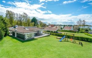 una vista aérea de una casa con parque infantil en Stunning Home In Haarby With 5 Bedrooms, Sauna And Wifi, en Brydegård