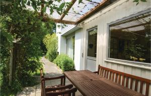 une terrasse avec une table et des chaises en bois dans l'établissement Pet Friendly Home In Gedser With Wifi, à Gedser