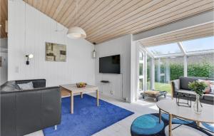 sala de estar con sofá y TV en Nice Home In Juelsminde With Sauna en Sønderby