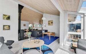 sala de estar con sofá y mesa en Nice Home In Juelsminde With Sauna en Sønderby