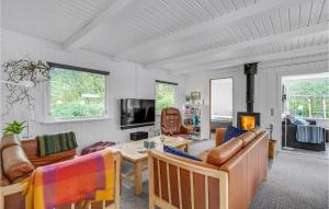 sala de estar con mesa, sillas y chimenea en Nice Home In Hemmet With 3 Bedrooms And Wifi, en Falen