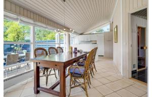 En balkon eller terrasse på Holiday Home Uglevej Idestrup Iv