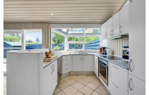 Køkken eller tekøkken på Holiday Home Uglevej Idestrup Iv