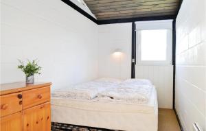 um pequeno quarto com uma cama e uma janela em 3 Bedroom Beautiful Home In Hvide Sande em Havrvig