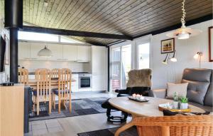 cocina y sala de estar con mesa y sillas en 3 Bedroom Beautiful Home In Hvide Sande, en Havrvig