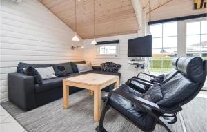 ein Wohnzimmer mit einem Sofa, einem Tisch und einem Stuhl in der Unterkunft Stunning Home In Rnde With Kitchen in Rønde