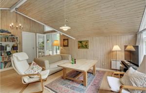 Posezení v ubytování Cozy Home In Tisvildeleje With Sauna