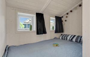 Tempat tidur dalam kamar di Lovely Home In Slagelse With Kitchen