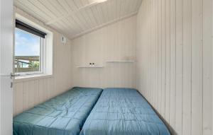 uma grande cama azul num quarto com uma janela em Lovely Home In Slagelse With Kitchen em Slagelse